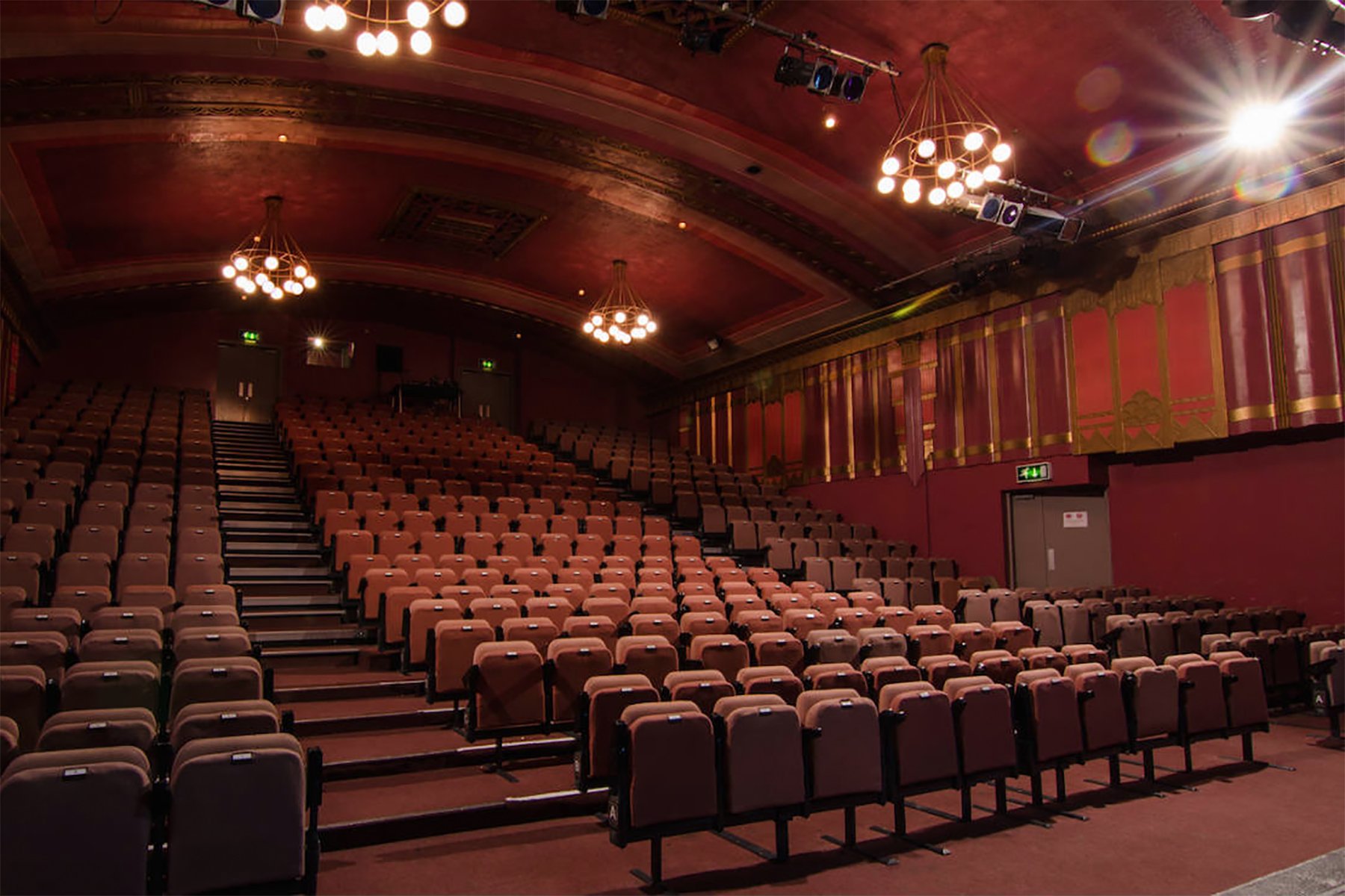 🎭 댄스하우스 (더 댄스하우스)